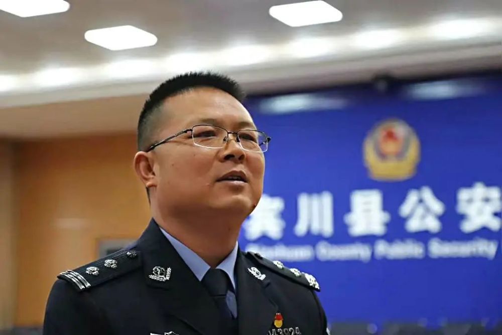 宾川县公安局副局长陈斌表示,开展反诈防骗送春联活动,目的是要让全县