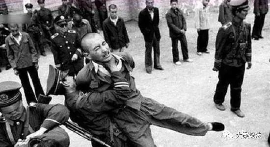 1991年讷河杀人案工人乱搞男女关系被开除杀42人藏尸家中地窖