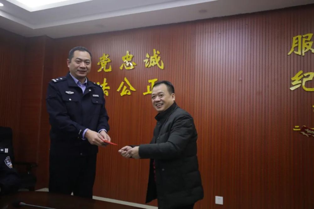 张昕同志深入一线慰问公安民辅警武警官兵和消防救援人员