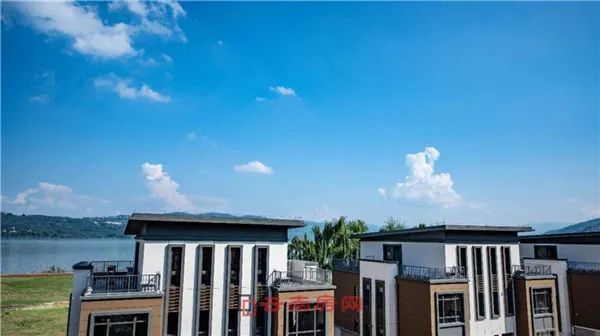 阳宗海很近在阳宗海众多地产项目中,已建成的山水湾,柏联spa度假酒店