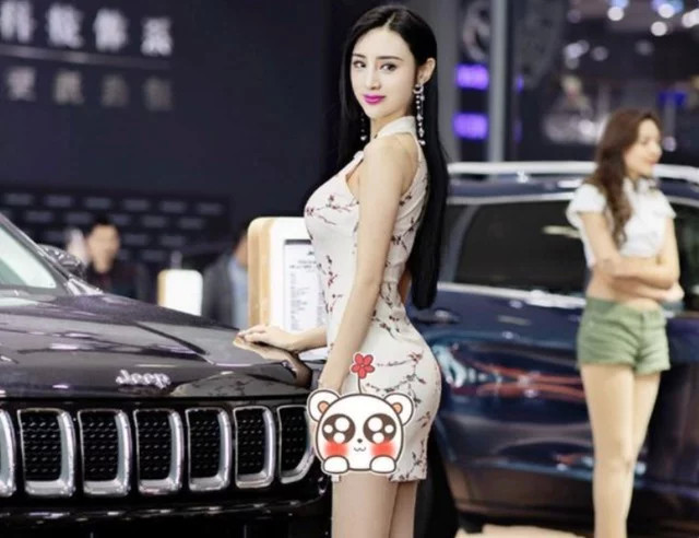 吴春怡每天都会坚持两到三个小时的健身时间,甚至参加车展的时候也会