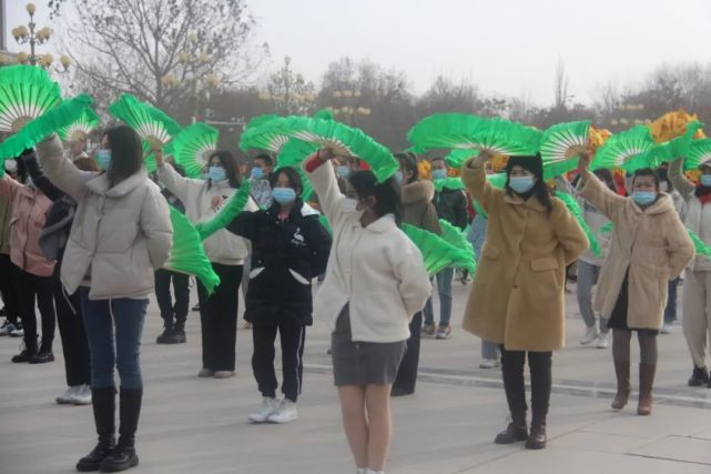 表演者熊光英说"我很高兴能参加这次社火表演,虽然天气冷,但为焉耆县