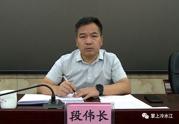 市委常委,组织部部长刘俊宣读省委关于雨湖区干部调整的决定:段伟长