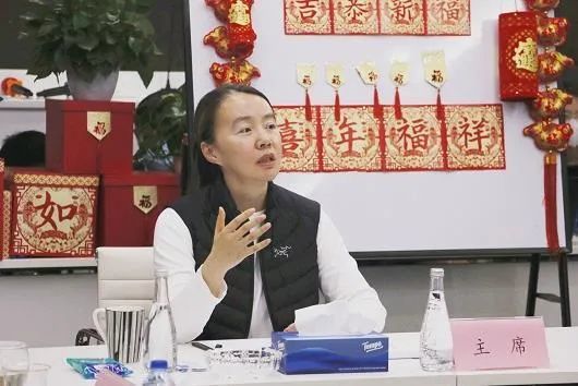 朱林瑶看来,电白富豪林国文是高度信任妻子朱林瑶的,除了将妻子推上