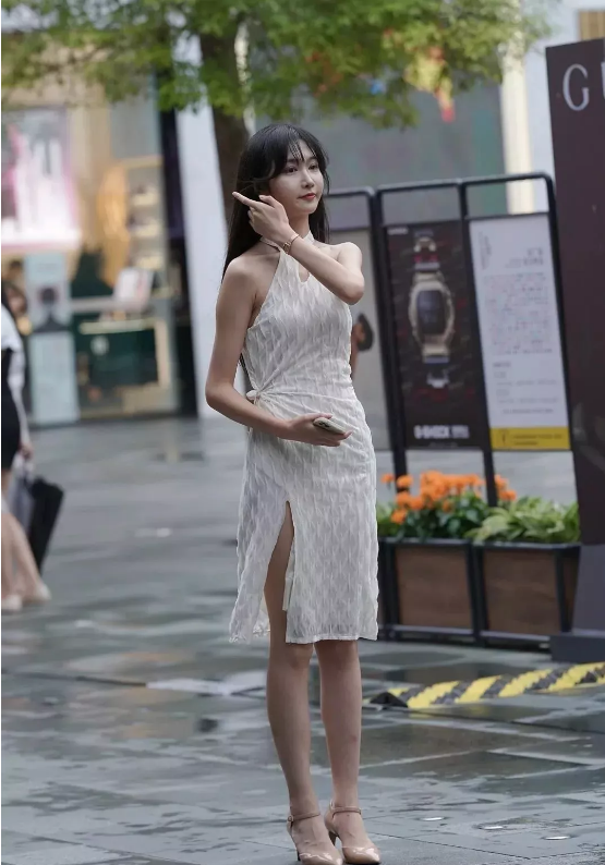 步行街的高跟开叉裙美女亭亭玉立举止优雅