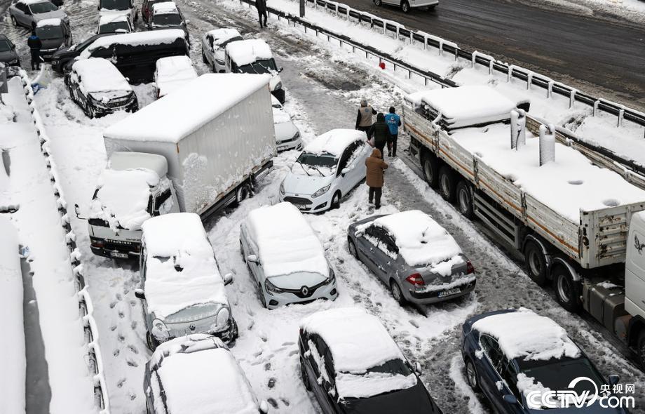 土耳其遭遇强降雪车辆被埋