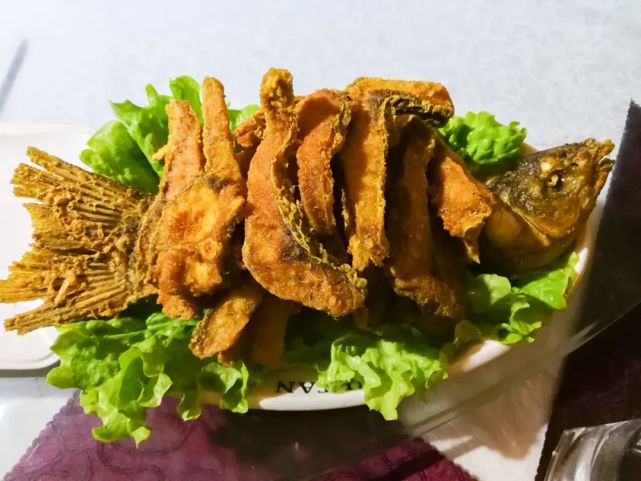 干炸鱼外表酥脆 鱼肉鲜嫩口感和效果 关键在"保护层"挂糊香酥可口 连