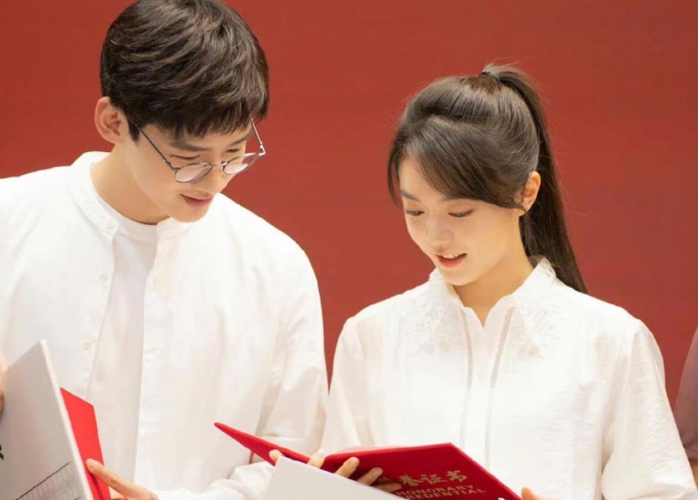 网友纷纷调侃道:"这领的其实是结婚证"白敬亭献出荧幕初吻在25次循环