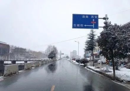 1,永丰中队辖区路况:小雪,242国道商洛路,四洪路,永洛路路面湿滑,无