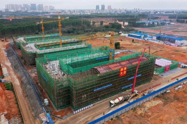 雷州市第九中学一期项目2号教学楼封顶