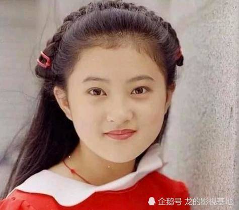 小婉君如今已经40岁了一头短发干练利索不婚不生十分潇洒