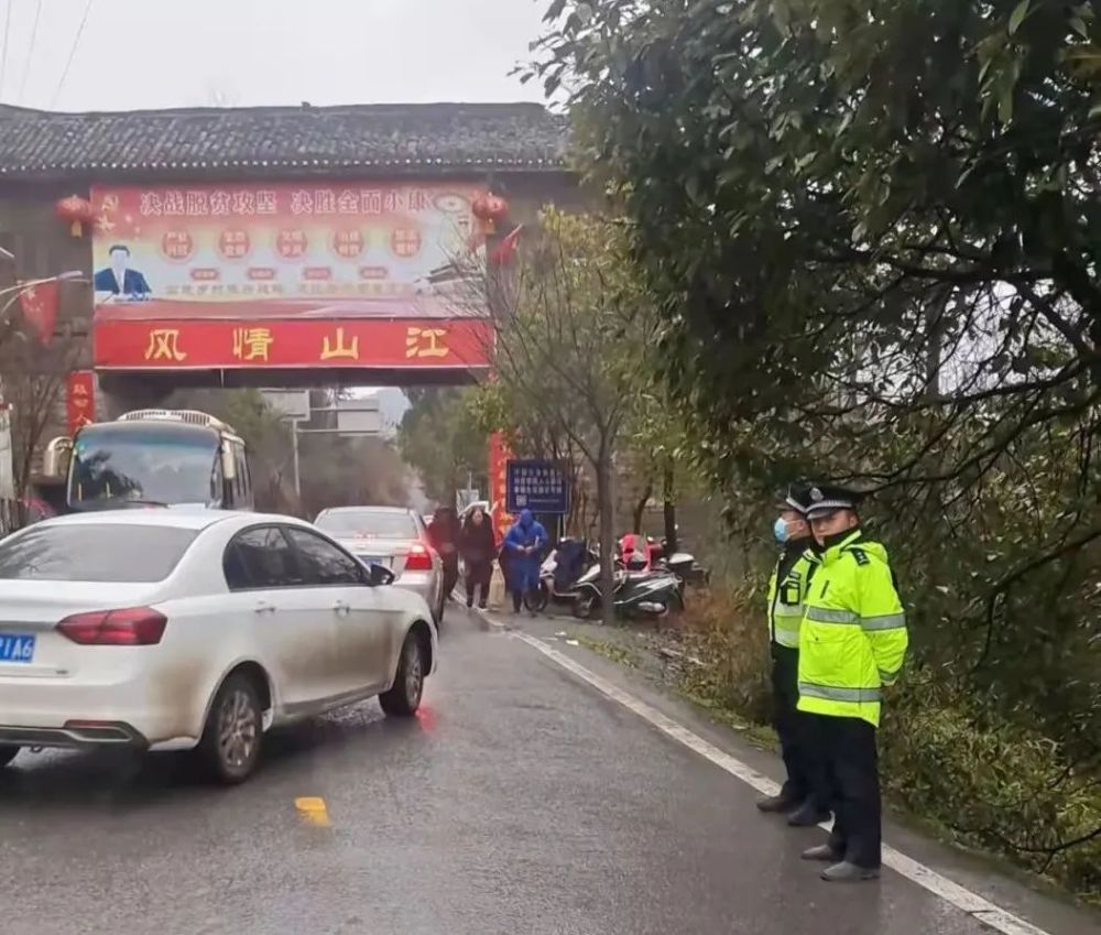 1月25日,逢山江镇赶集,山江派出所组织民辅警在集市中的重点摊位,重点