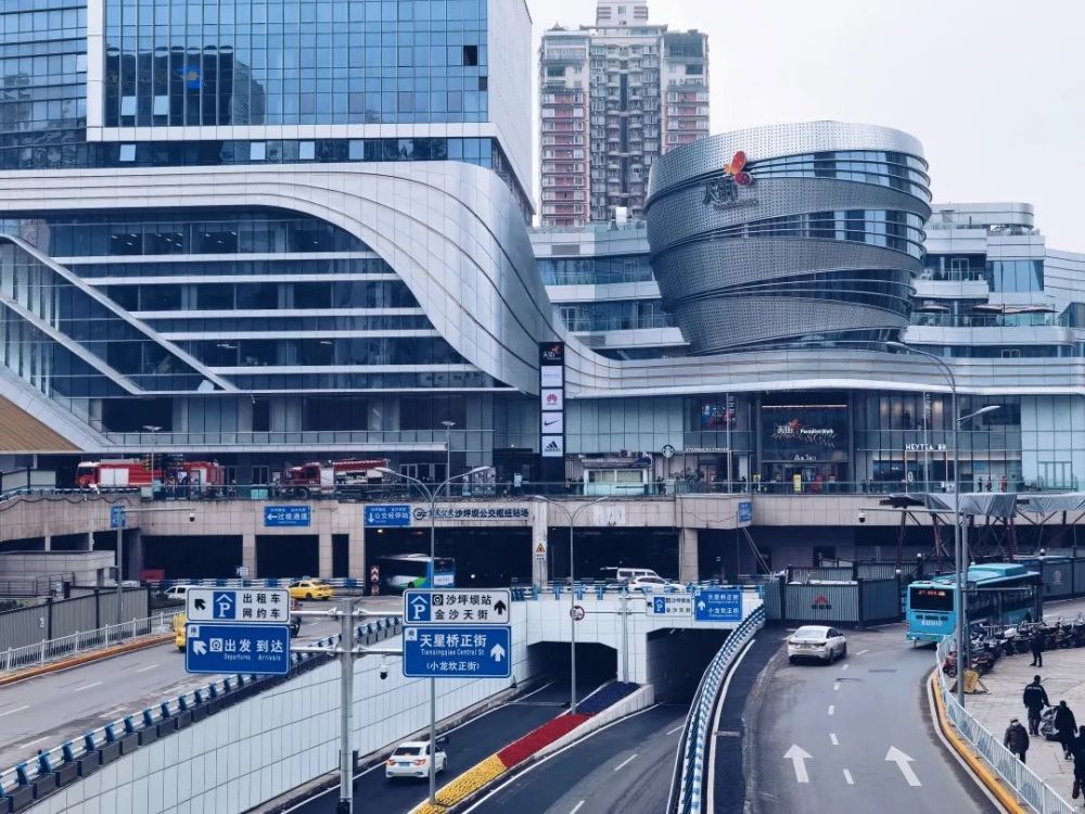 富华路站紧邻重庆天地,高滩岩站出口距西南医院仅100米,李家坪站紧邻