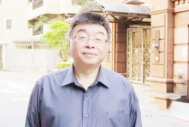 邱毅与小12岁娇妻离婚三个孩子成精神寄托提到前妻仍泪流满面