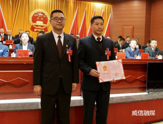 颁发当选证书李沅勇为新当选的威信县第十七届人民代表大会常务委员会