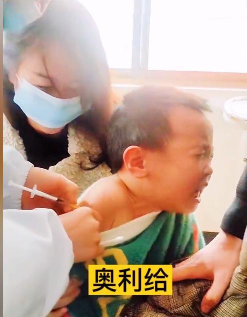 小男孩打疫苗为壮胆放狠话打针时说的一句话让周围人大笑