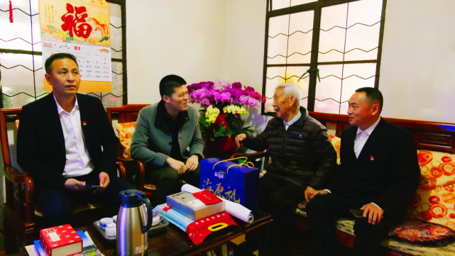 1月24日,副县长林福泉带领县退役军人事务局和绥安镇村干部走访慰问我