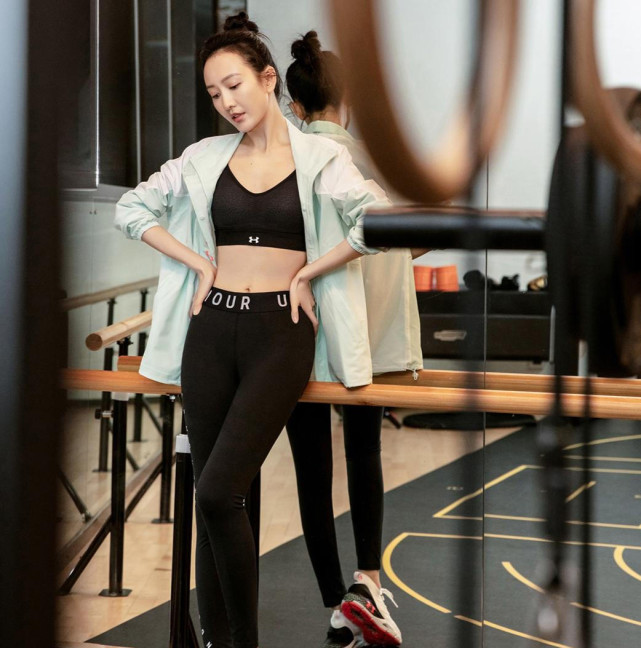 王鸥在健身房拍大片,穿露脐背心搭配健美裤,双手叉腰略显大气