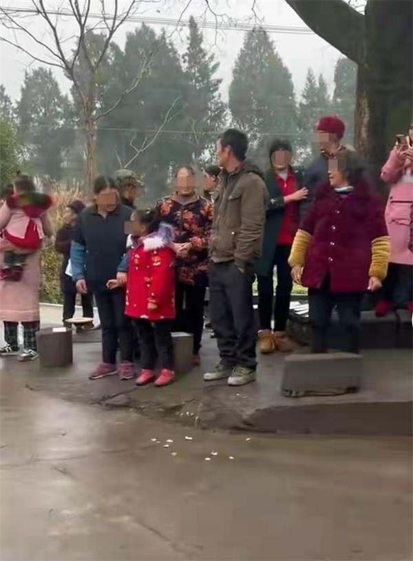 小伙驾驶50万摩托返乡遭嘲讽还成教育反面典型大妈不努力就这样