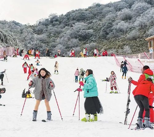 仙女山滑雪场总面积达5万平方米,共设置4条滑雪道,可同时容纳3000人
