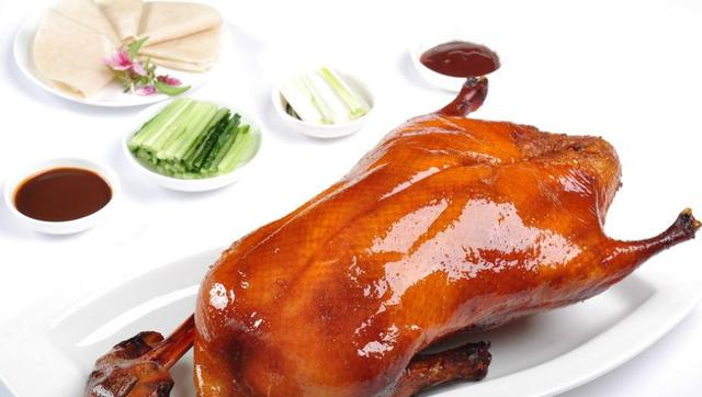 南京,嘉靖时重新挂牌在北京开张之后,其出售的烤鸭叫做"金陵片皮鸭"