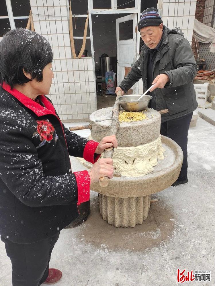 年俗日历二十五磨豆腐平山古月豆腐磨出福气满满