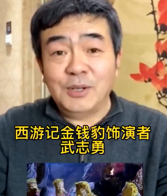 其实武老师算是一名资质很深的演员了,如今已经头发花白,但是气质依然