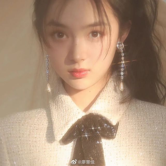 明眸皓齿,笑靥如花