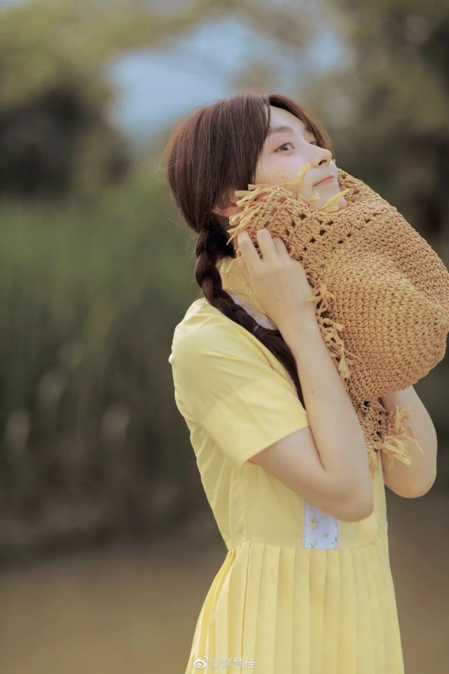 明眸皓齿,笑靥如花