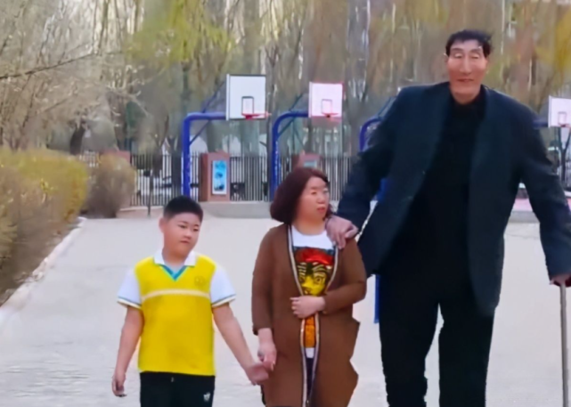 中国第一巨人鲍喜顺:不顾医生劝阻冒险生子,如今儿子1