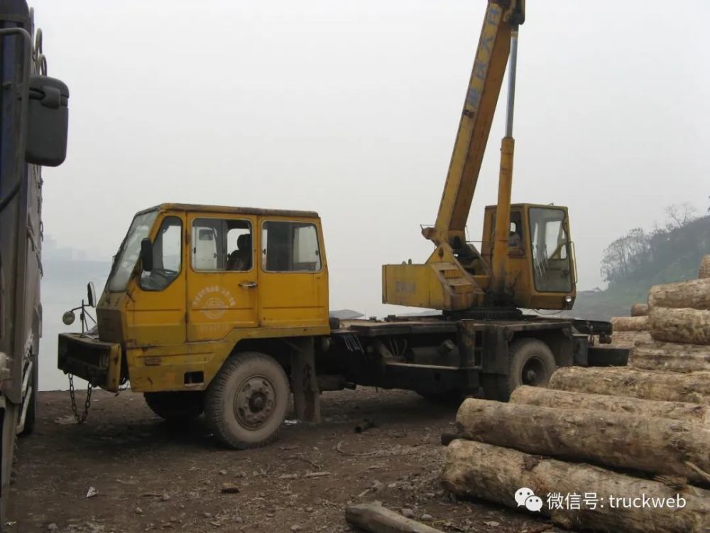 10多年前在一个码头见到的北起qy12t吊车,底盘非常有意思,是老黄河的.