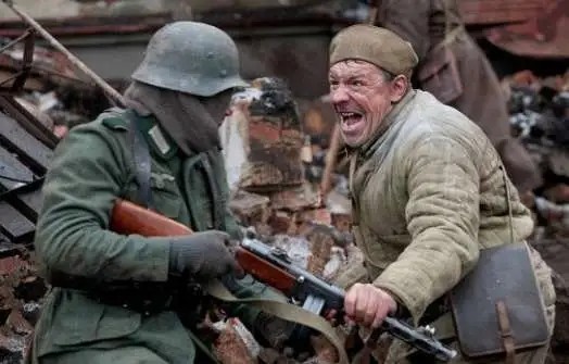 而这往往也使得不少德军士兵被吓得站不起