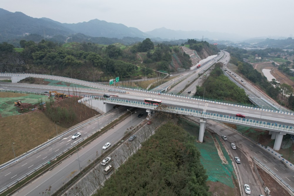 加强中心城区与巴南区界石镇以及渝黔高速,渝湘高速沿线区县的交通