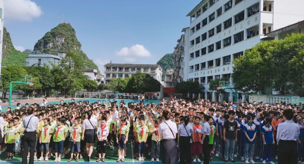 阳朔漓江中学全体教职工祝全县人民新春快乐虎年大吉