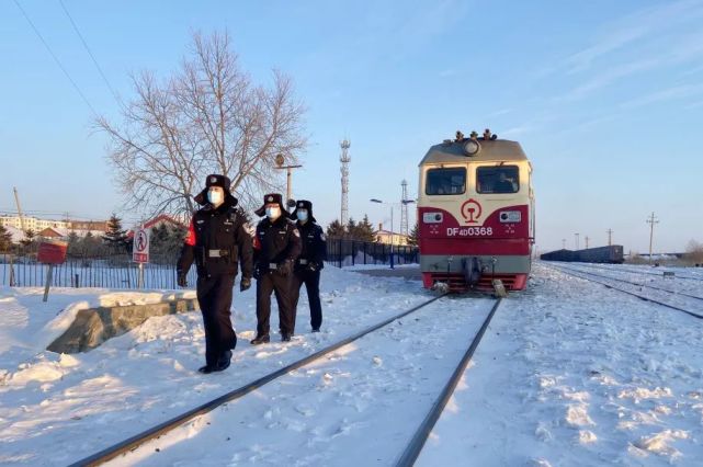 民警进行擒敌拳训练亚布力西站派出所进行警棍教学横道河子站派出所强