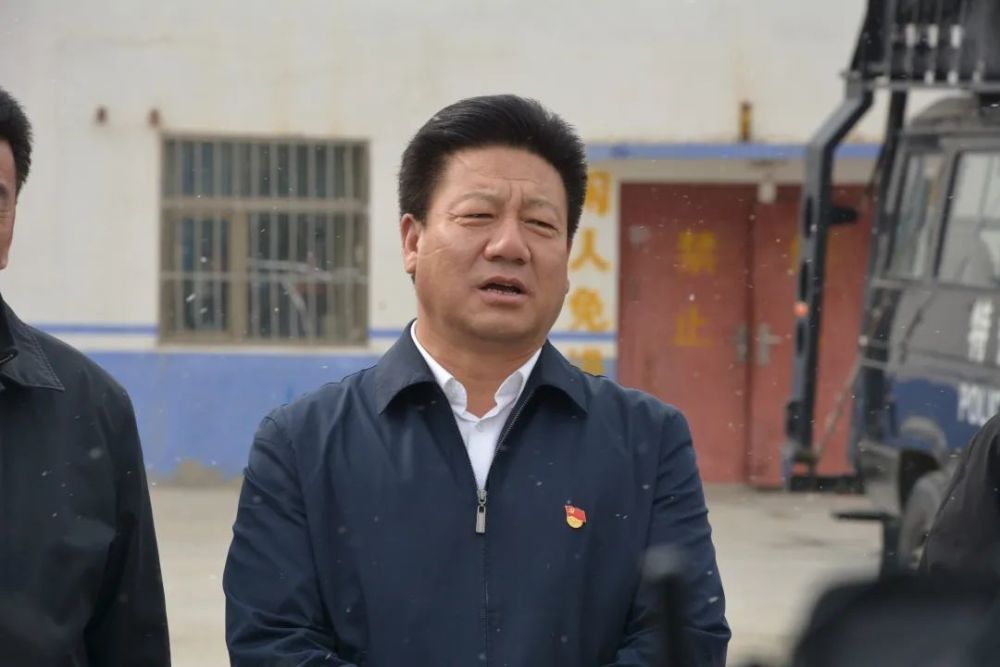 尕玛朋措州长一行赴州公安局特警支队开展节前慰问活动