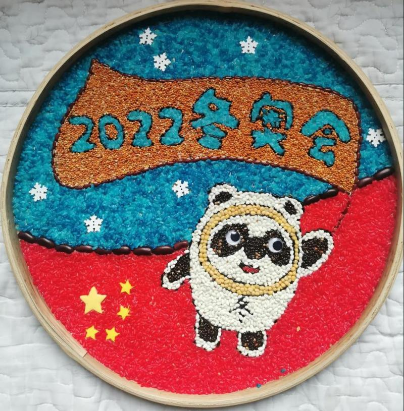 五星红旗和"冰墩墩"招手的形象拼贴出一幅生动的冬奥画,表达了对冬奥