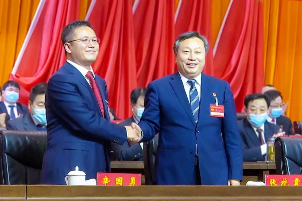 报告结束后,张抗震与辛国勇亲切握手根据会议议程,大会印发了承德市