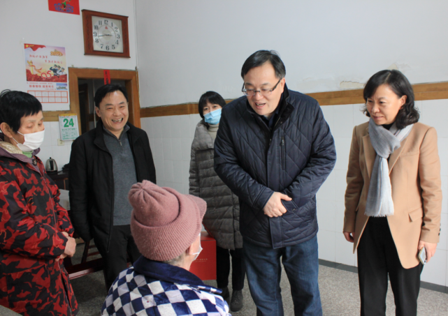 南闸街道曙光村,南闸村,走访慰问了困难党员缪兴荣,优抚对象王明汉