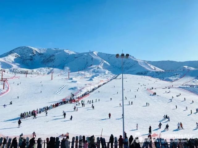 酒店新疆丝绸之路国际度假区今年1月24日,滑雪爱好者在新疆丝绸之路