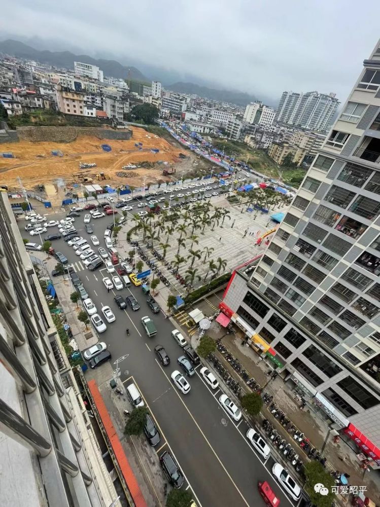 中山路泰兴路中间停车的被交警拖车了龙坪堵车临近春节堵车多