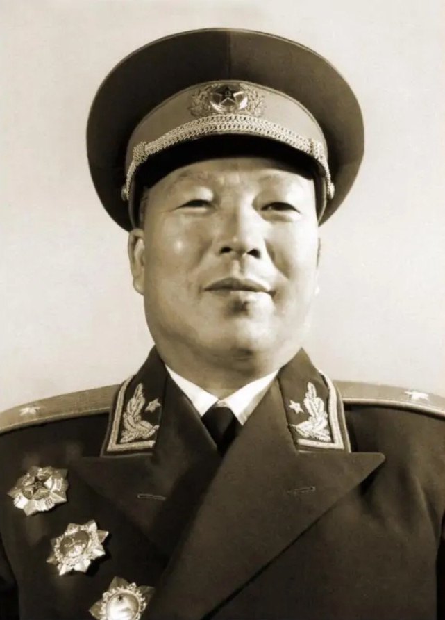 1955年被授予少将军衔,时任中国人民解放军海军青岛