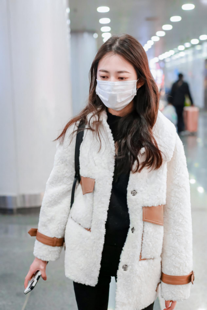 陈钰琪这休闲的少女风太舒适了宽松得体的穿搭充满着日常韵味