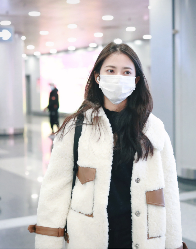 陈钰琪这休闲的少女风太舒适了宽松得体的穿搭充满着日常韵味