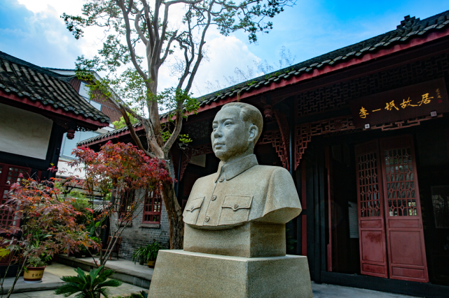 傲骄州彭馆内记载氓老为故乡赠书善行来宾参观李一氓故居红色文化