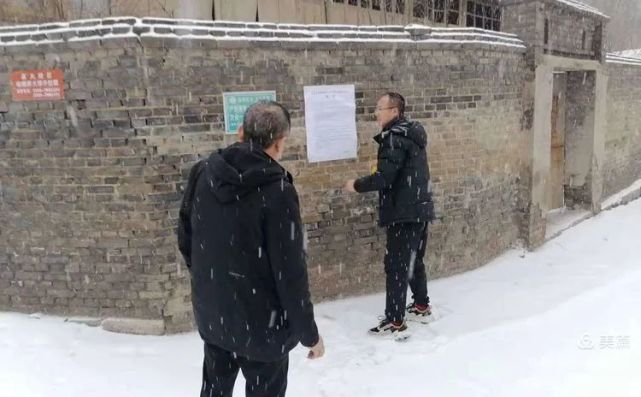 郭道镇自然资源所工作人员在伏贵郑沟巡查,并在各路口张贴打击私挖滥