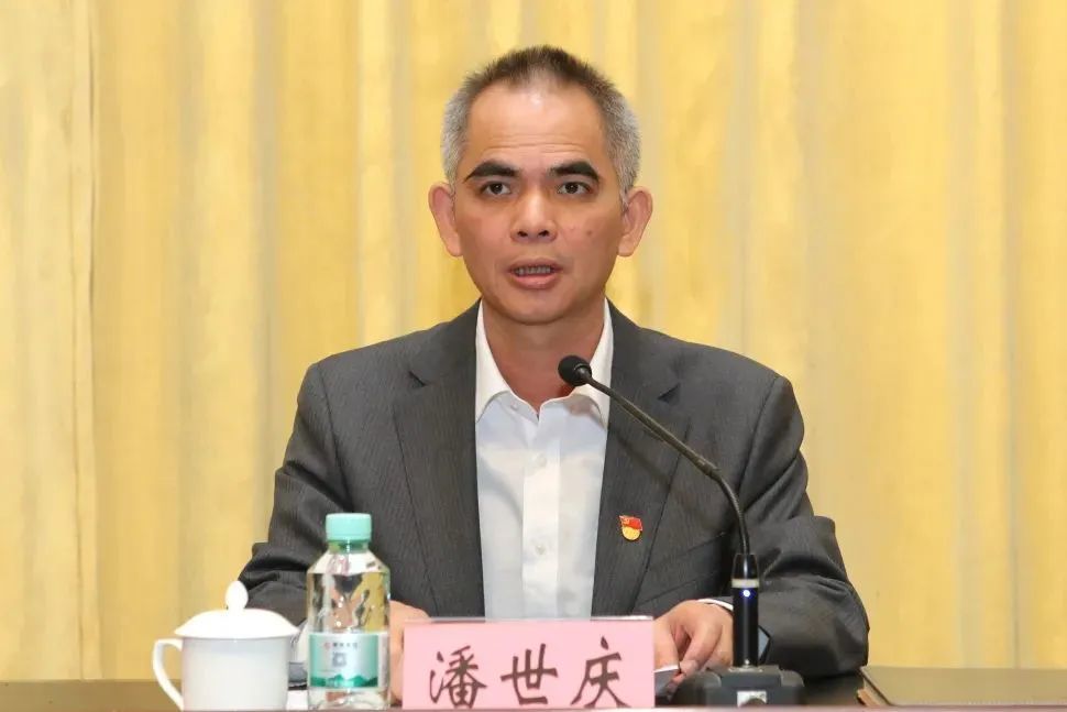 潘世庆主持会议柳钢集团党委书记,董事长,自治区国资委党委副书记