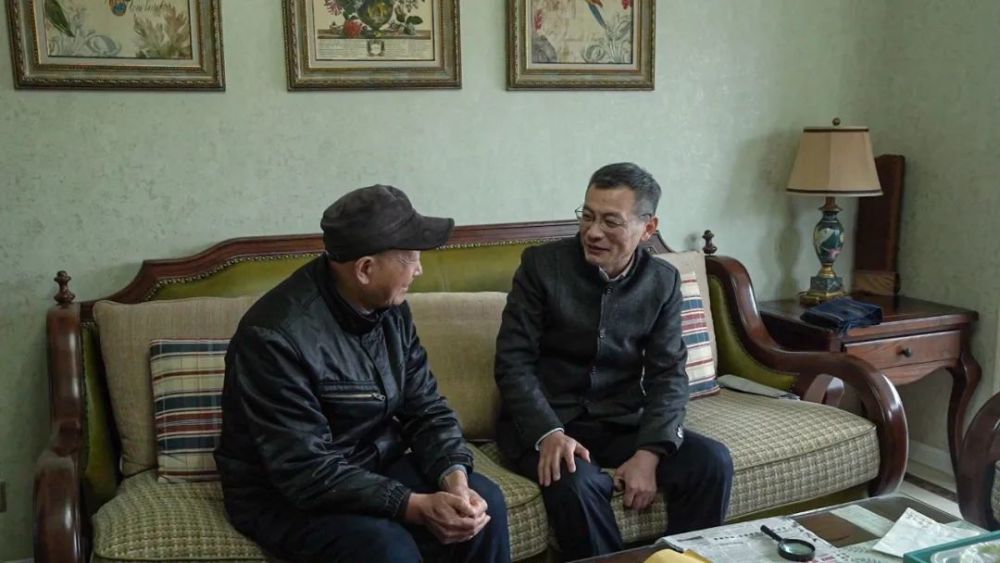 浓浓关爱暖人心余成林走访慰问退休老同志和困难群众