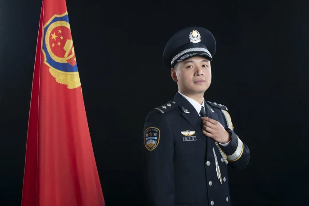 一身警礼服包裹着人民警察秉承人民至上的理念擦亮金色盾牌的忠诚