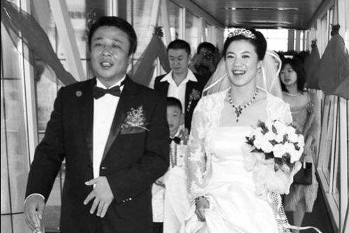 王楠和大8岁郭斌结婚有欢笑有泪水今女儿双全